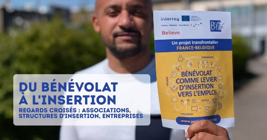 Une personne tient devant elle un flyer du projet Believe annonçant le colloque « Du bénévolat à l’insertion », consacré aux liens entre associations, structures d’insertion et entreprises.